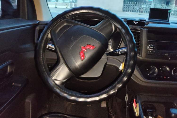 Used Wuling Hongguang V 2022 1.5L Jingqu Edition Electric-Assist LAR Steering Wheel