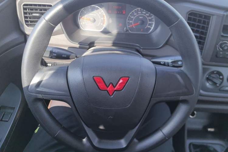 Used Wuling Hongguang V 2022 1.5L Jingqu Edition Electric-Assist LAR Steering Wheel