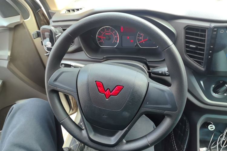 Used Wuling Hongguang V 2022 1.5L Jingqu Edition Electric-Assist LAR Steering Wheel