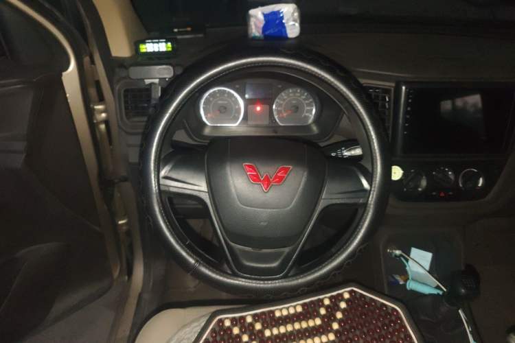Used Wuling Hongguang V 2022 1.5L Jingqu Version Hydraulic Power Steering LAR Steering Wheel