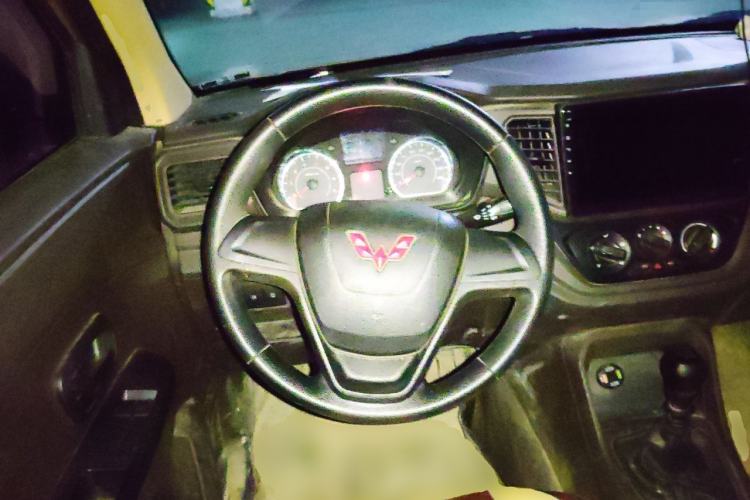 Used Wuling Hongguang V 2022 1.5L Enjoy Edition Hydraulic Power Steering LAR Steering Wheel