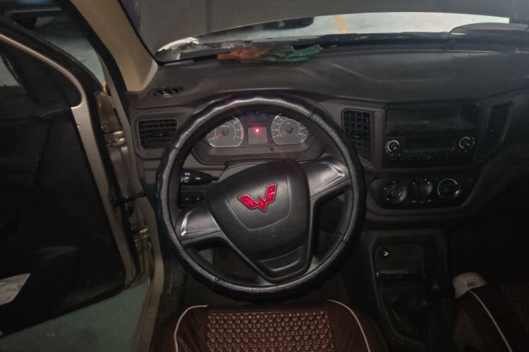 Used Wuling Hongguang V 2022 1.5L Jingqu Edition Electric-Assist LAR Steering Wheel