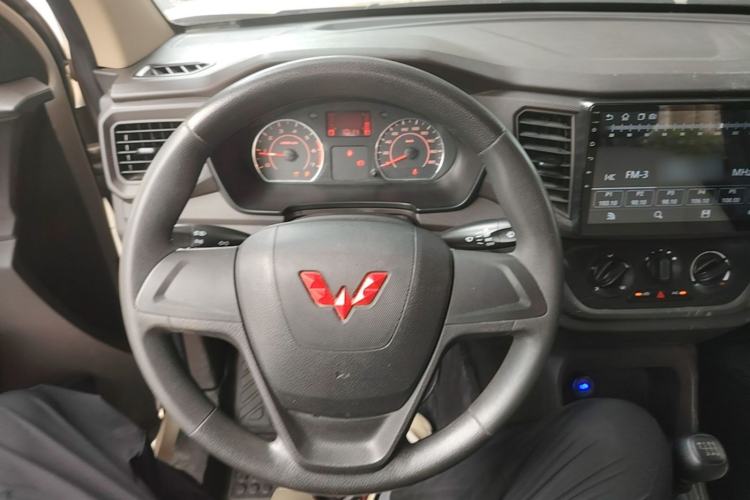 Used Wuling Hongguang V 2022 1.5L Jingqu Edition Electric-Assist LAR Steering Wheel
