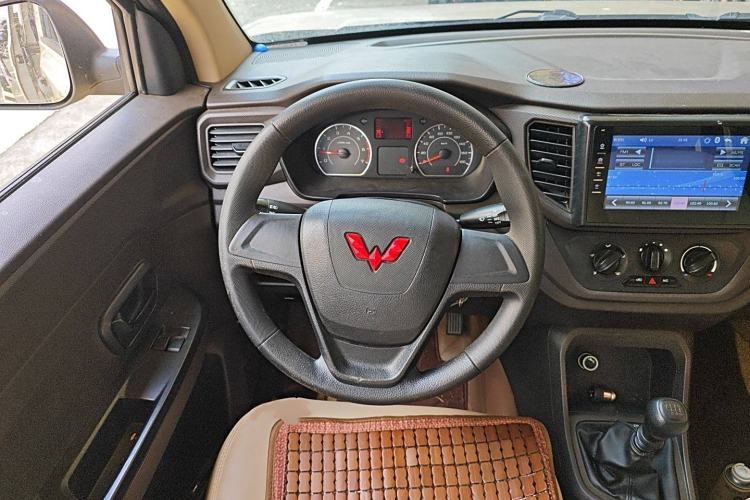 Used Wuling Hongguang V 2022 1.5L Jingqu Edition Enclosed-Window Vehicle with Electric Power Steering LAR Steering Wheel