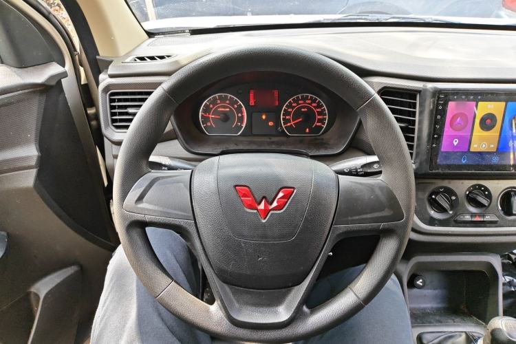 Used Wuling Hongguang V 2022 1.5L Jingqu Edition Enclosed-Window Vehicle with Hydraulic Power Steering LAR Steering Wheel