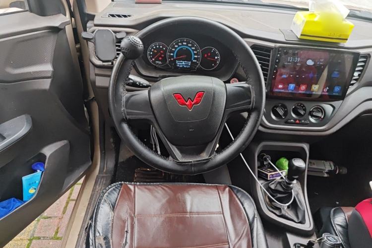 Used Wuling Hongguang V 2022 1.5L Enjoy Edition Hydraulic Power Steering LAR Steering Wheel