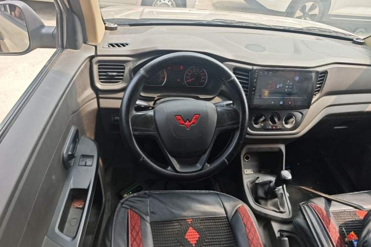 Used Wuling Hongguang V 2022 1.5L Jingqu Version Hydraulic Power Steering LAR Steering Wheel