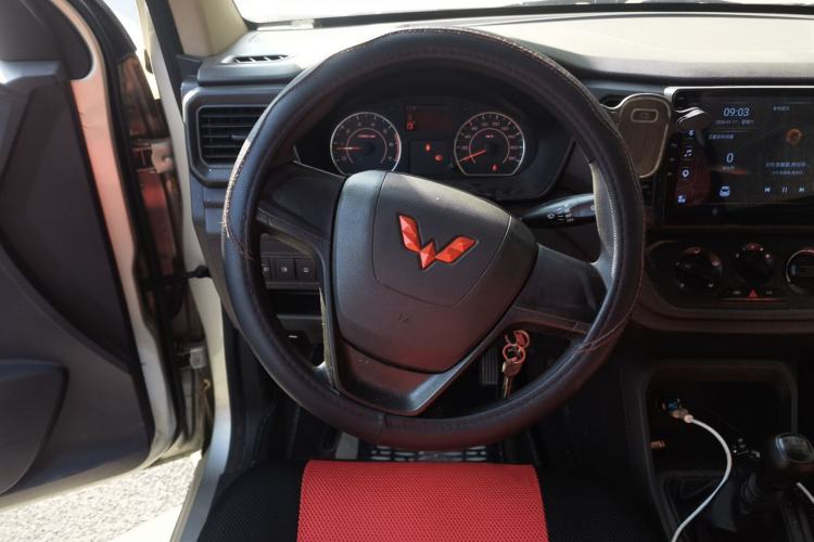 Used Wuling Hongguang V 2022 1.5L Jingqu Edition Electric-Assist LAR Steering Wheel