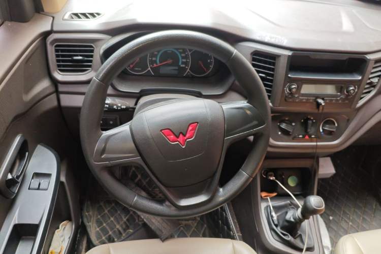 Used Wuling Hongguang V 2022 1.5L Enjoy Edition Hydraulic Power Steering LAR Steering Wheel
