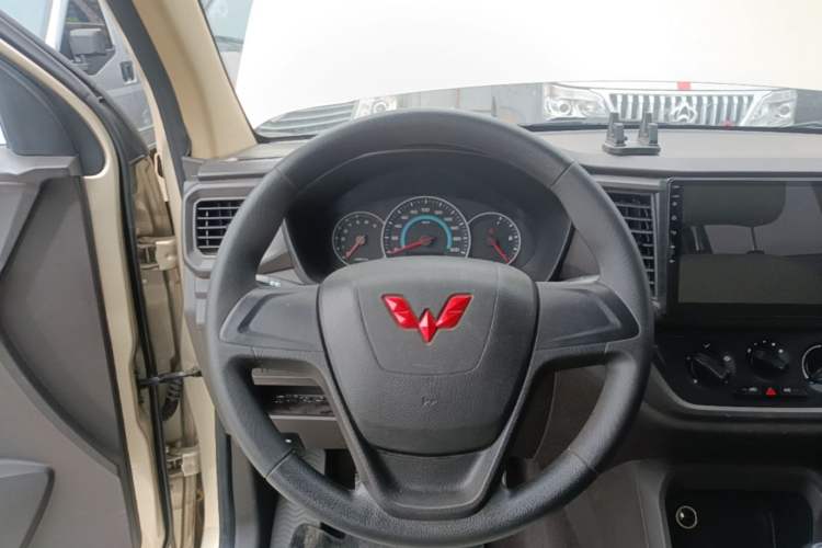 Used Wuling Hongguang V 2022 1.5L Enjoy Edition Electric-Powered LAR Steering Wheel