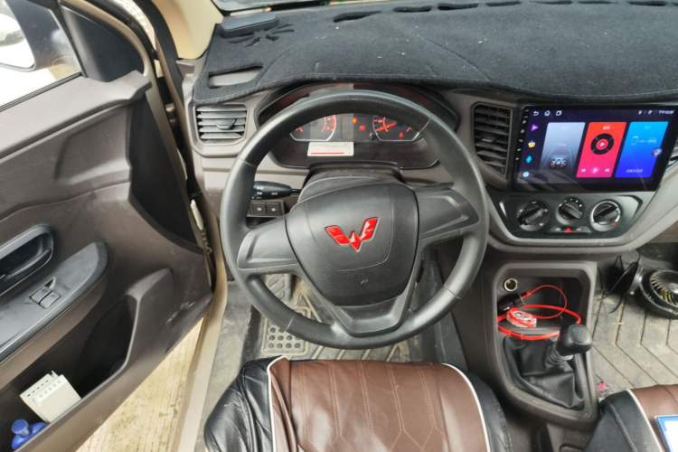 Used Wuling Hongguang V 2022 1.5L Jingqu Version Hydraulic Power Steering LAR Steering Wheel