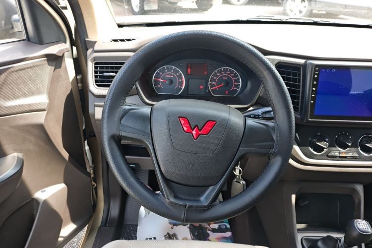 Used Wuling Hongguang V 2022 1.5L Jingqu Edition Electric-Assist LAR Steering Wheel