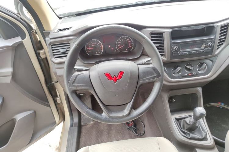 Used Wuling Hongguang V 2022 1.5L Jingqu Version Hydraulic Power Steering LAR Steering Wheel