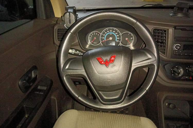 Used Wuling Hongguang V 2022 1.5L Enjoy Edition Electric-Powered LAR Steering Wheel