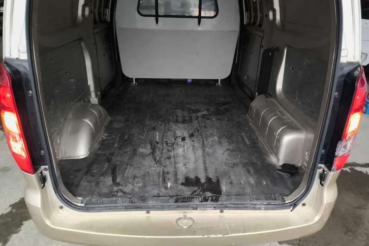 Used Wuling Hongguang V 2022 1.5L Jingqu Edition Enclosed-Window Vehicle with Hydraulic Power Steering LAR Trunk