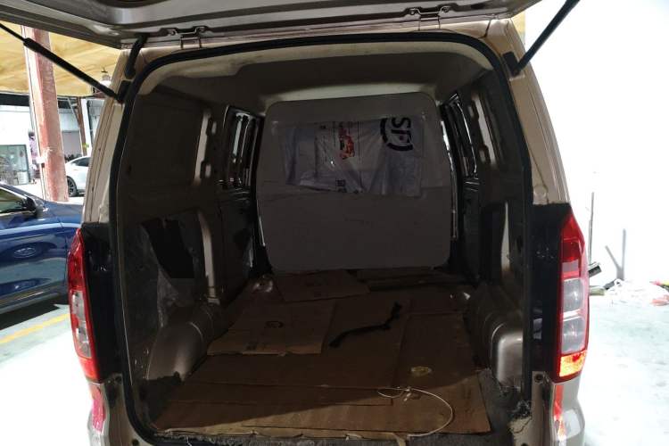Used Wuling Hongguang V 2022 1.5L Jingqu Edition Enclosed-Window Vehicle with Electric Power Steering LAR Trunk