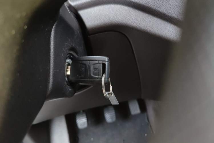 Used Wuling Hongguang V 2022 1.5L Jingqu Edition Electric-Assist LAR Vehicle Key
