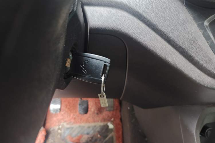 Used Wuling Hongguang V 2022 1.5L Jingqu Edition Enclosed-Window Vehicle with Hydraulic Power Steering LAR Vehicle Key