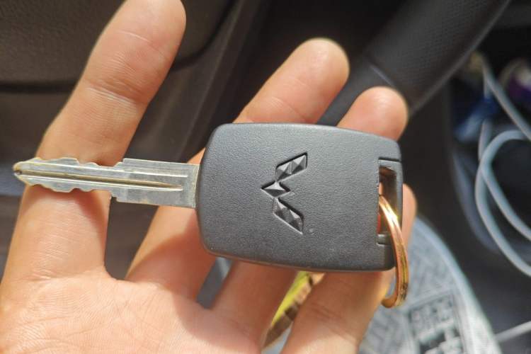 Used Wuling Hongguang V 2022 1.5L Jingqu Edition Electric-Assist LAR Vehicle Key