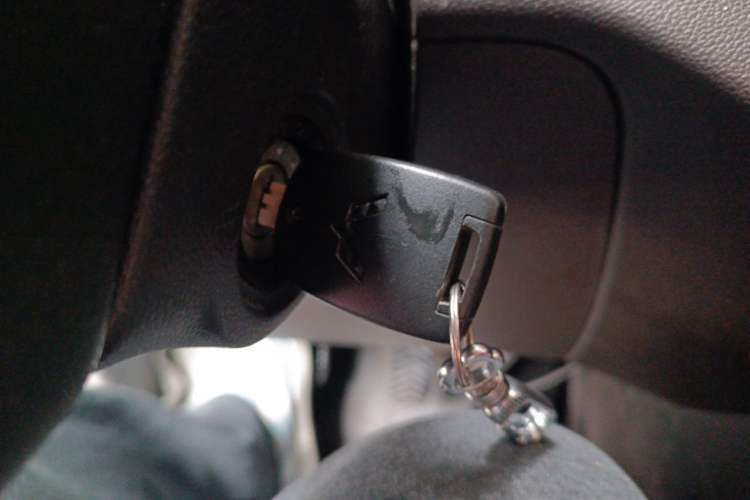 Used Wuling Hongguang V 2022 1.5L Jingqu Edition Enclosed-Window Vehicle with Hydraulic Power Steering LAR Vehicle Key