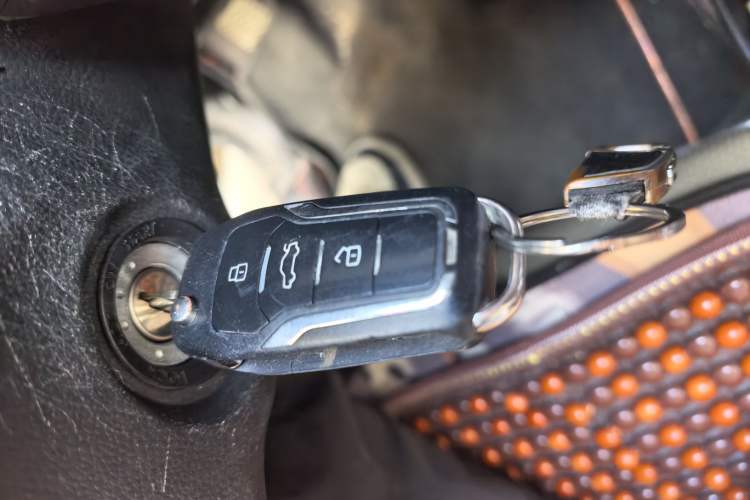 Used Wuling Hongguang V 2022 1.5L Jingqu Edition Electric-Assist LAR Vehicle Key