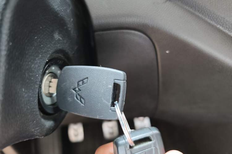 Used Wuling Hongguang V 2022 1.5L Jingqu Version Hydraulic Power Steering LAR Vehicle Key