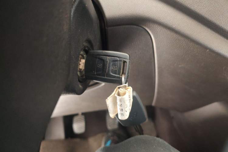 Used Wuling Hongguang V 2022 1.5L Jingqu Edition Electric-Assist LAR Vehicle Key