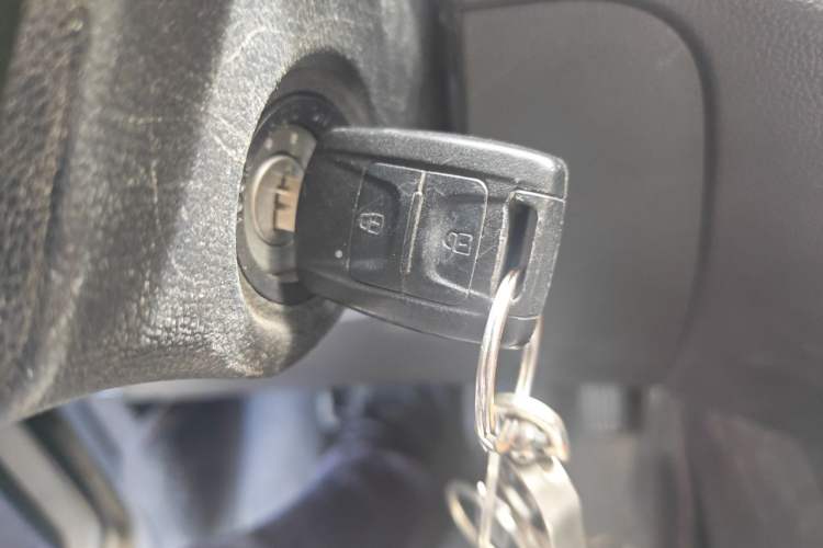 Used Wuling Hongguang V 2022 1.5L Jingqu Version Hydraulic Power Steering LAR Vehicle Key