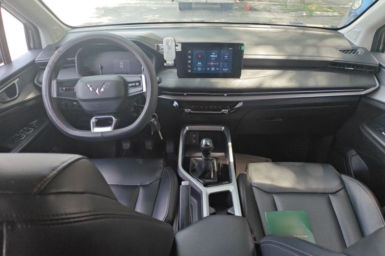 Used Wuling Jiachen 2022 1.5T Manual Comfort & Dynamic Version Center Console