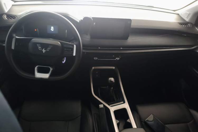 Used Wuling Jiachen 2022 1.5L Manual Light Comfort Edition Center Console