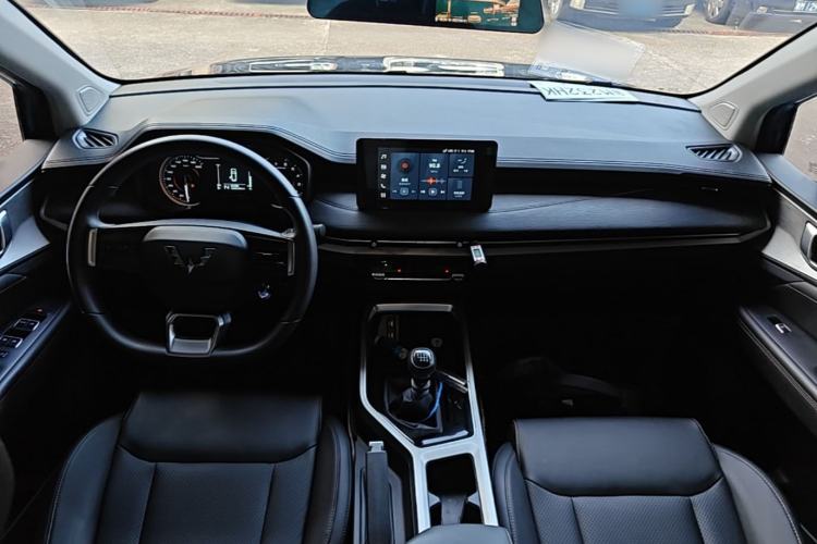 Used Wuling Jiachen 2022 1.5L Manual Comfort Edition Center Console