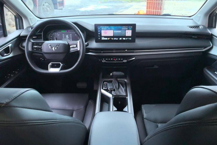 Used Wuling Jiachen 2022 1.5T CVT Smart Luxury Version Center Console