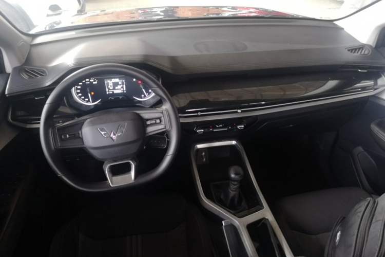 Used Wuling Jiachen 2022 1.5L Manual Enjoyment Elite Model Center Console