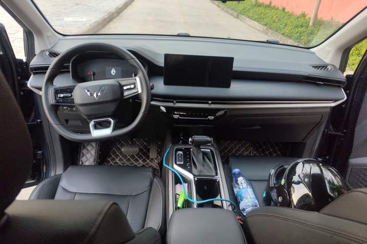 Used Wuling Jiachen 2022 1.5T CVT Smart Luxury Version Center Console