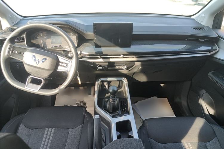Used Wuling Jiachen 2022 1.5L Manual Enjoyment Elite Model Center Console