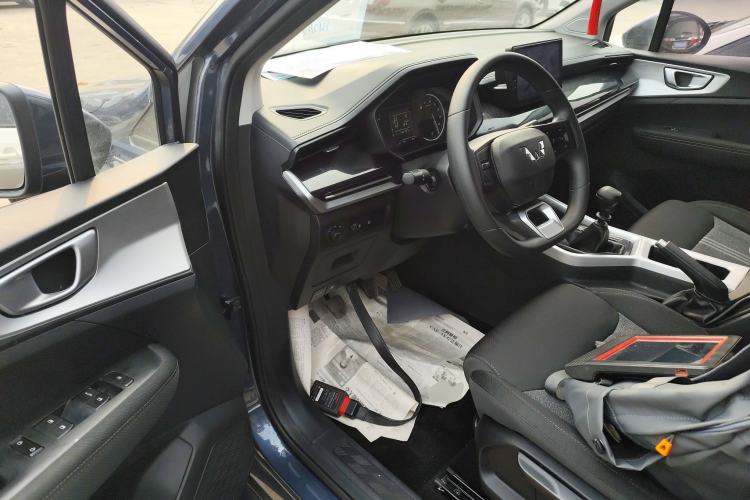Used Wuling Jiachen 2022 1.5L Manual Enjoyment Elite Model Driver Seat