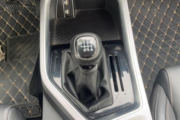 Used Wuling Jiachen 2022 1.5T Manual Light Enjoyment Dynamic Version Gear Lever
