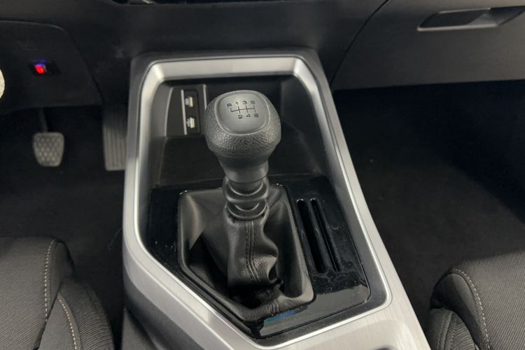 Used Wuling Jiachen 2022 1.5L Manual Enjoyment Elite Model Gear Lever