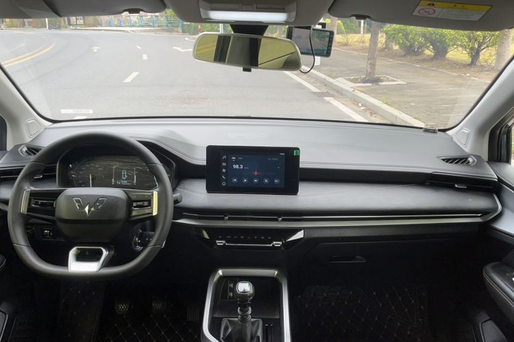 Used Wuling Jiachen 2022 1.5T Manual Light Enjoyment Dynamic Version Interior 2
