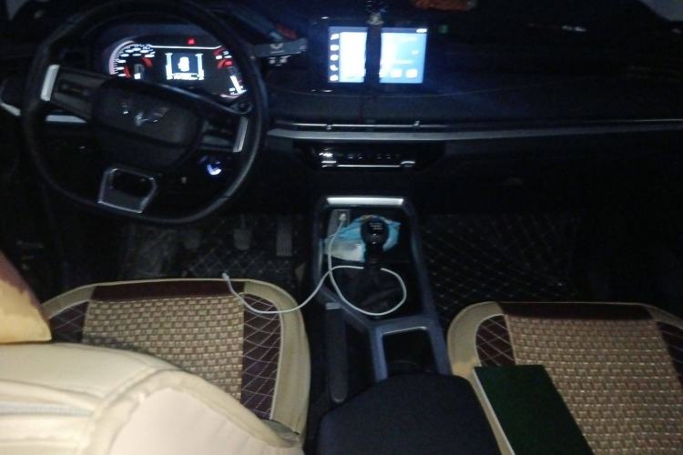 Used Wuling Jiachen 2022 1.5T Manual Comfort & Dynamic Version Interior 2