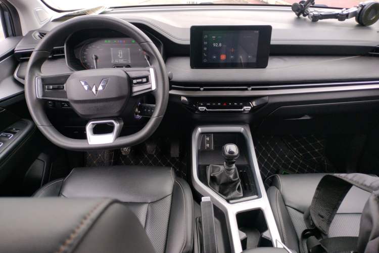 Used Wuling Jiachen 2022 1.5T Manual Comfort & Dynamic Version Interior 2