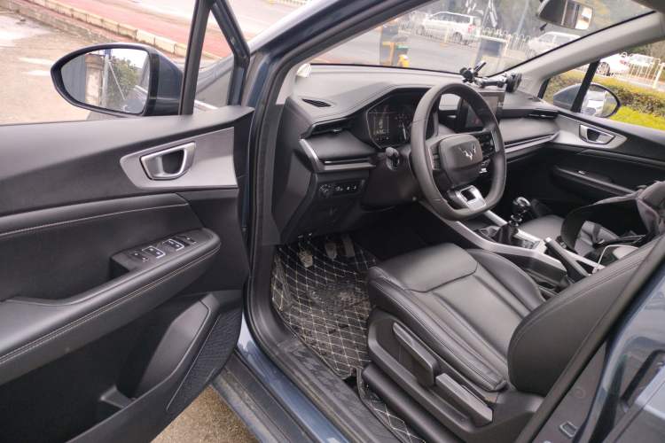 Used Wuling Jiachen 2022 1.5T Manual Comfort & Dynamic Version Interior 3