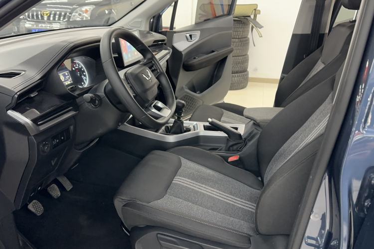 Used Wuling Jiachen 2022 1.5L Manual Enjoyment Elite Model Interior 3