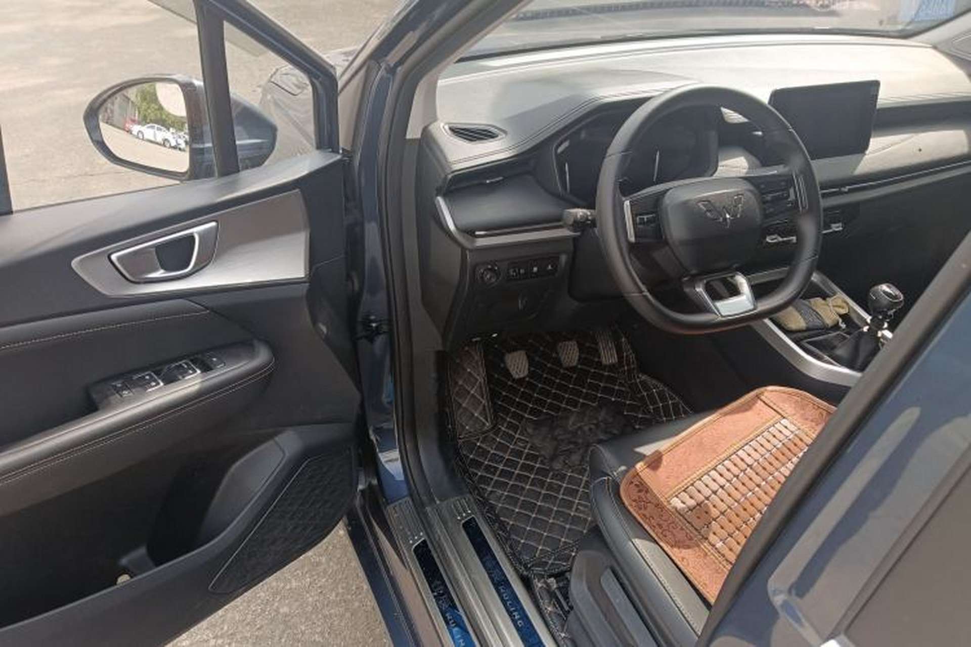 Used Wuling Jiachen 2022 1.5L Manual Comfort Edition Interior 3