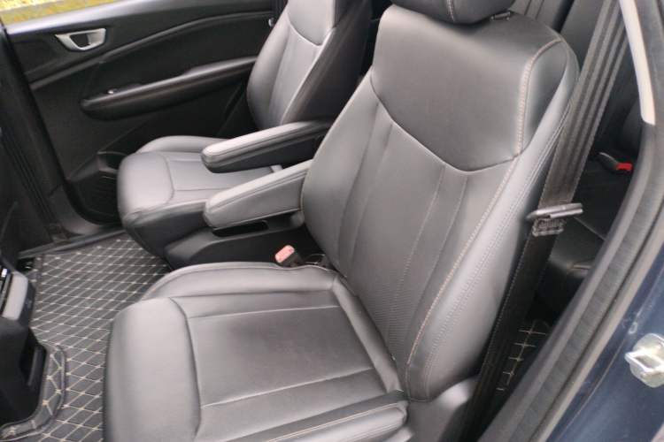 Used Wuling Jiachen 2022 1.5T Manual Comfort & Dynamic Version Interior 4