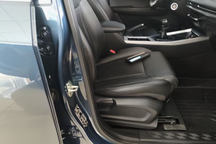 Used Wuling Jiachen 2022 1.5L Manual Light Comfort Edition Right Front Seat