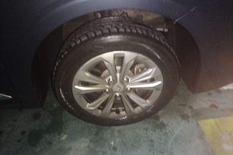 Used Wuling Jiachen 2022 1.5L Manual Comfort Edition Right Front Wheel Hub