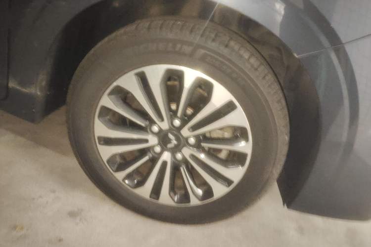 Used Wuling Jiachen 2022 1.5T CVT Deluxe Flagship Edition Right Front Wheel Hub
