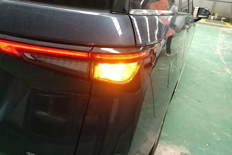 Used Wuling Jiachen 2022 1.5T CVT Smart Luxury Version Right Rear Taillight