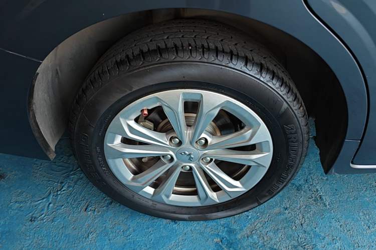 Used Wuling Jiachen 2022 1.5L Manual Comfort Edition Right Rear Wheel Hub